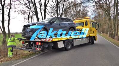 Schwerer Unfall bei Wusterhausen/Dosse - PKW kracht mit 80 km/h gegen Baum - 26-jährige mit Rettungshubschrauber in Klinik geflogen