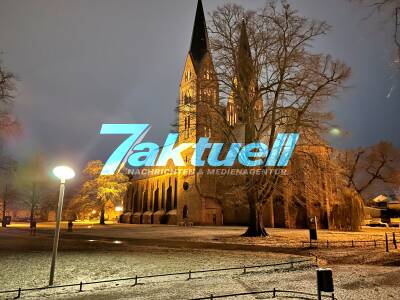 Erster Schnee in Brandenburg - Die Neuruppiner Klosterkirche umgeben von der Weißen Pracht 