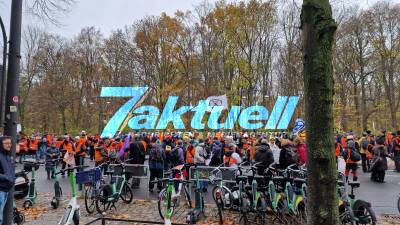Klimaprotest an der Siegessäule - Massenprotest der Letzten Generation in Berlin