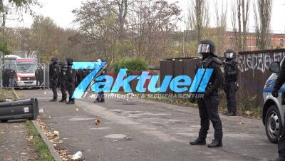 Ekelhaft! Randalierer kippen WC-Häuschen zu Polizisten aus - Einsatzhunderschaft pfeffert zurück! Ausschreitungen bei Fußball Stadtderby Chemie vs. Lok in Leipzig -