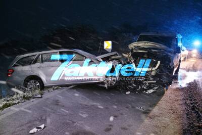 Glätteunfall: 80 jähriger Mercedes-Fahrer kracht frontal in den Gegenverkehr - Straße fast 3 Stunden voll gesperrt - Zwei schwer Verletzte
