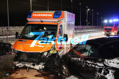 Massenunfall auf spiegelglatter Fahrbahn in Leipzig: Neun Verletzte bei Zusammenstoß mit Rettungswagen