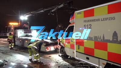 Massenunfall auf spiegelglatter Fahrbahn in Leipzig: Neun Verletzte bei Zusammenstoß mit Rettungswagen