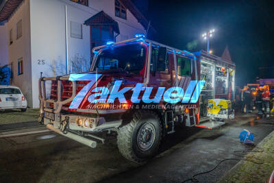 Abgerissenes Stromkabel setzt Dachstuhl in Brand - an mehreren Gebäuden musste der Strom abgestellt werden - mit O-Ton