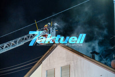 Abgerissenes Stromkabel setzt Dachstuhl in Brand - an mehreren Gebäuden musste der Strom abgestellt werden - mit O-Ton