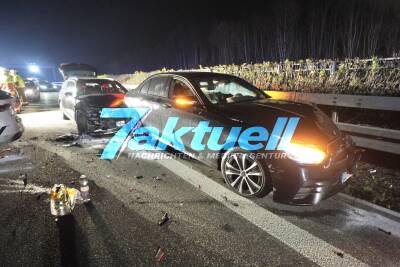 4 Schwerverletzte nach heftigem Crash: 4 PKW krachen auf A81 ineinander - Fahrer steigt nahezu unverletzt aus komplett zerstörtem Auto (O-Ton Ersthelfer)