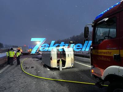 A8: Glatteis-Unfall mit 2 Transportern - Sprinter bei Eisglätte ins Schleudern geraten - Feuerwehr musste bei spiegelglatter Fahrbahn Rettung einleiten