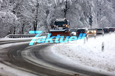 Polizei Bayern: Bleiben Sie zu Hause! - Wintereinbruch überfordert in manchen Regionen die Behörden, andere meistern es hervorragend, dennoch Winterdienste im Dauereinsatz, Schneebruch wegen Gewicht