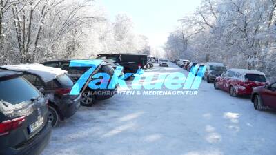 Bezauberter der Sonnenaufgang am Albtrauf - Herrlicher Winter-Morgen am Fels-Plateau auf der Schwäbischen Alb mit weiter Aussicht | Burg Teck und Wintersportler am Skilift Pfulb