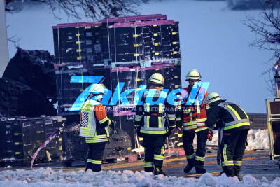 PKW-Fahrer stirbt in Feuerhölle - Sattelzug schiebt brennenden PKW 50 Meter weit vor sich her - Retter können Person nicht mehr helfen - Polizei im O-Ton 