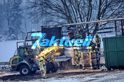 PKW-Fahrer stirbt in Feuerhölle - Sattelzug schiebt brennenden PKW 50 Meter weit vor sich her - Retter können Person nicht mehr helfen - Polizei im O-Ton 