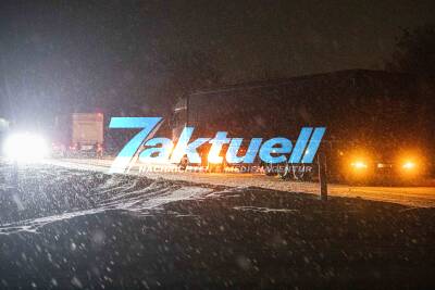 Schneeimpressionen von der Alb: Schnee und Winterdienst auf den Straßen, stehende LKW, Verschneites Dorf