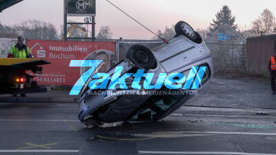  Spektakulärer Unfall: Pkw landet nach Kollision mit Gabelstapler auf dem Dach - 2 Verletzte 