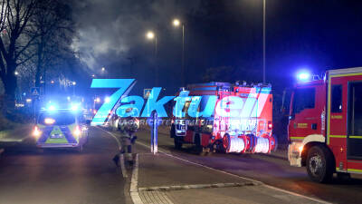 Erneuter Brand in Recklinghausen: war es Brandstiftung(?)- Wohnungsbrand - Meterhohe Flammen schlagen aus Dachstuhl: vermutlich Personen im Gebäude -Mit Oton FW Recklinghausen