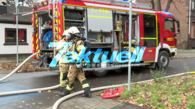 5 Verletzte bei Küchenbrand in Recklinghausen - Eine Person kommt Feuerwehr im Gebäude schwerverletzt entgegen - O-Ton FW Recklinghausen -.