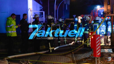Während Hochzeitsfeier! Feuer in Zimmer bricht unbemerkt aus: 20 Personen durch Feuerwehr gerettet - 3 Schwerverletzte,  2 Hunde und 2 Katzen verstorben - Junge Familie verliert alles