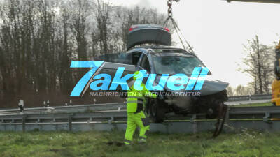 Kurioser Verkehrsunfall - 2 Verletzte - PKW kommt von Fahrbahn ab und landet vor einem Baumstamm - Bergung on Tape