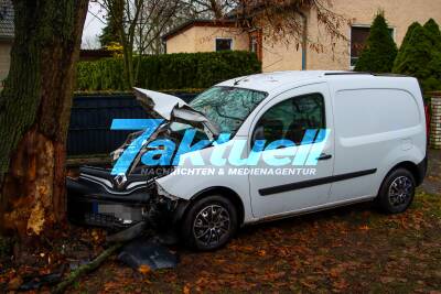 Ersthelfer reagieren sofort bei schwerem Verkehrsunfall in Kremmen am 2. Advent - Feuerwehr lobt den Einsatz der Ersthelfer - 81-Jähriger verliert Kontrolle auf regennasser Fahrbahn - Zwei Verletzte nach Kollision mit Baum im Krankenhaus 