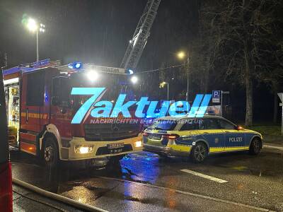 Explosion bei Geldautomatensprengung in Deutsche Bank Filiale - Räumlichkeiten noch verraucht - Täter entkommen mit dunklem Audi
