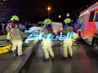 Dramatische Rettung OnTape - Person nach Unfall in Neuhohenschönhausen unter Transporter eingeklemmt - Berliner Feuerwehr im Einsatz - 