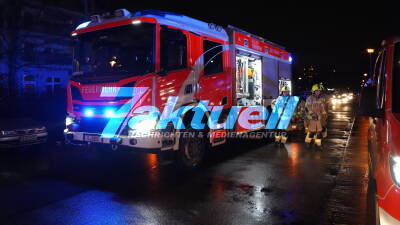 Dramatische Rettung OnTape - Person nach Unfall in Neuhohenschönhausen unter Transporter eingeklemmt - Berliner Feuerwehr im Einsatz - 