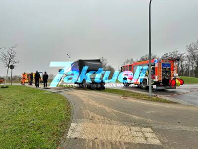 Sekundenschlaf verursacht Schweren Unfall in Neuruppin - Porsche und Kleinlaster kollidieren im Kreisverkehr - Vorderrad des Porsches ca. 150m entfernt im graben - Diesel läauft in großen mengen aus - Trümmerfeld mehrere Hundert Meter groß