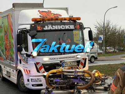 Sekundenschlaf verursacht Schweren Unfall in Neuruppin - Porsche und Kleinlaster kollidieren im Kreisverkehr - Vorderrad des Porsches ca. 150m entfernt im graben - Diesel läauft in großen mengen aus - Trümmerfeld mehrere Hundert Meter groß