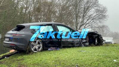 Sekundenschlaf verursacht Schweren Unfall in Neuruppin - Porsche und Kleinlaster kollidieren im Kreisverkehr - Vorderrad des Porsches ca. 150m entfernt im graben - Diesel läauft in großen mengen aus - Trümmerfeld mehrere Hundert Meter groß