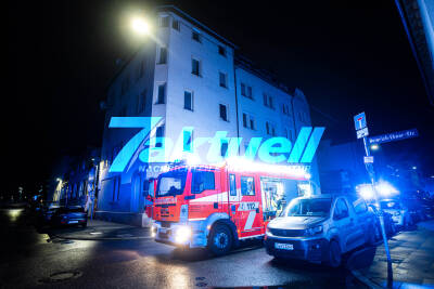 Explosion in Wohnung im 3. OG reißt Fassade und Fenster von Hauswand - Trümmerteile liegen im Hof verteilt