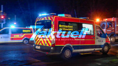 Rotlicht Fahrer Crasht weiteren PKW in Linienbus: 3 Verkehrsunfälle innerhalb 2 Stunden auf der selben Kreuzung - sogar Unfall während Unfallaufnahme - 5 Verletzte - Linienbus beteiligt