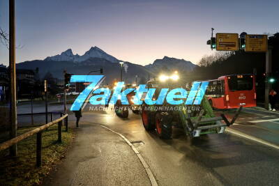 Demo der Landwirte und Fuhrunternehmen zu Plänen der Bundesregierung legt Berchtesgaden lahm! Bummelfahrt im Schatten des Watzmann - starke Bilder für die Politik 