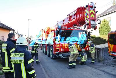 Folgenschweres Malheur: Handbremse vergessen? - Erster Auftrag geht schief - Nagelneuer LKW landet in Vorgarten - Unfall bei Kirchberg an der Murr