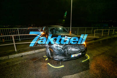 Mercedes steckt zwischen Brückengeländer - Crash mit 2 Pkw auf einer Brücke