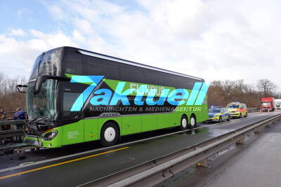 FlixBus Unfall auf Autobahn - mehrere Verletzte auf der A9 bei Schkeuditz - MANV - Kilometerlanger Stau im Weihnachtsreiseverkehr