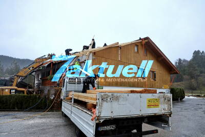 Zoltan der Wütende reißt das Hausdach ab und stürzt Bäume auf Nachbarhaus - Es ist ein weihnachtswunder das niemand verletzt wurde
