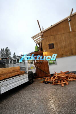 Zoltan der Wütende reißt das Hausdach ab und stürzt Bäume auf Nachbarhaus - Es ist ein weihnachtswunder das niemand verletzt wurde
