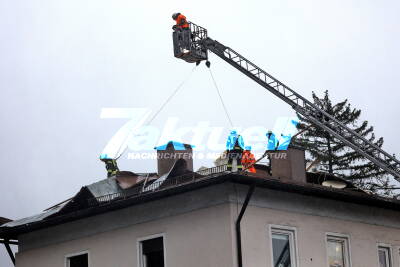 Sturmtief Zoltan hat zugeschlagen - Dach wie Konservendose aufgerissen - Feuerwehr kämpft um trockene Wohnungen zu Weihnachten 
