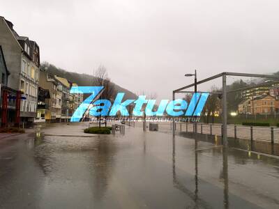 Häuser stehen im Wasser - Lenne tritt in Altena über die Ufer - Erinnerungen an die Flut 2021 werden wach - O-Ton mit Ladeninhaber, der 2021 abgesoffen ist