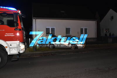 Tiguan rammt geparkten Lexus und flüchtet - Lexus wird über den Gehweg in einen Zaun geschleudert, Golf-Fahrer entfernt sich zu Fuß und wird von Polizei gesucht
