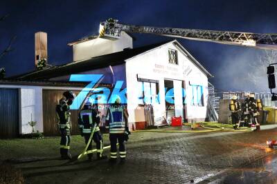Feuer in Schreinerei: Werkstatt und Dach des Gebäudes stark beschädigt - Über 100.000€ Schaden - Frühmorgendlicher Einsatz in Alfdorf-Pfahlbronn