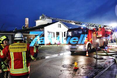 Feuer in Schreinerei: Werkstatt und Dach des Gebäudes stark beschädigt - Über 100.000€ Schaden - Frühmorgendlicher Einsatz in Alfdorf-Pfahlbronn