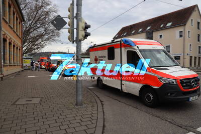 Explosion in Wohnhaus - 2 Verletzte - Eine Wohnung aufgrund Schäden durch Druckwelle nicht bewohnbar