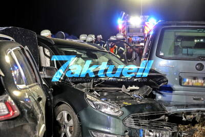 5-köpfige Familie hat dutzende Schutzengel im Weihnachtsurlaub bei schwerem Unfall: Papa gerät in Gegenverkehr, 7 Verletzte bei Frontalkollision