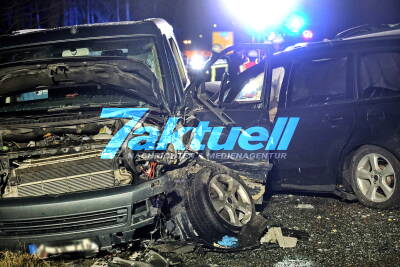 5-köpfige Familie hat dutzende Schutzengel im Weihnachtsurlaub bei schwerem Unfall: Papa gerät in Gegenverkehr, 7 Verletzte bei Frontalkollision