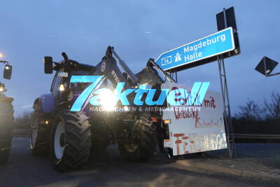 Traktoren blockieren A14-Autobahnauffahrt in Leipzig - etliche Landwirte protestieren beim Bauernprotest
