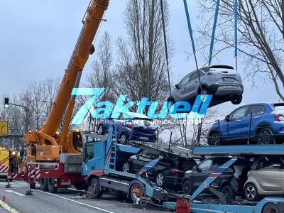 Autotransporter rammt Leitplanke - EIn Auto fällt vom Transporter - B10 ab Ausfahrt Stgt Ost in Richtung Innenstadt über mehrere Stunden gesperrt