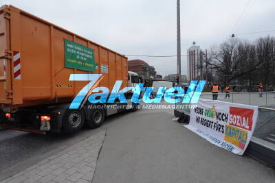 Traktoren blockieren A14-Autobahnauffahrt in Leipzig - etliche Landwirte protestieren beim Bauernprotest