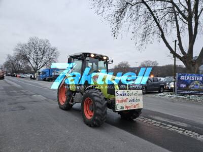 Zahlreiche Demonstranten sammeln sich am Wasen - Korso in die City - AFD mit Protestbanner gegen CO2-Steuer mit dabei