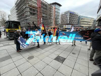 Zahlreiche Demonstranten sammeln sich am Wasen - Korso in die City - AFD mit Protestbanner gegen CO2-Steuer mit dabei