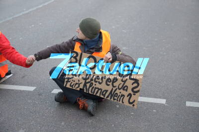 Letzte Generation blockiert Strasse am Hauptbahnhof